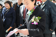 北京市人民政府副市长程红（右一）在2008年“3.15”咨询活动现场仔细阅读中国质量检验协会编印的《2008年“3.15”国际消费者权益日宣传资料（消费指南）》并致以高度评价