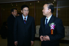 国家质检总局党组成员兼纪检组长王炜（右一）在决赛录播活动现场听取中国质量检验协会秘书长助理张明（左一）关于“全国质量知识竞赛”决赛节目录播筹备情况的汇报